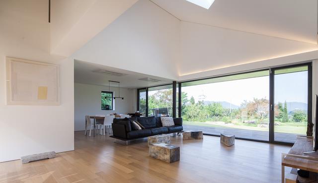 难怪这么多人吵着要回农村盖自建房,就冲这么大的院子,我也心动