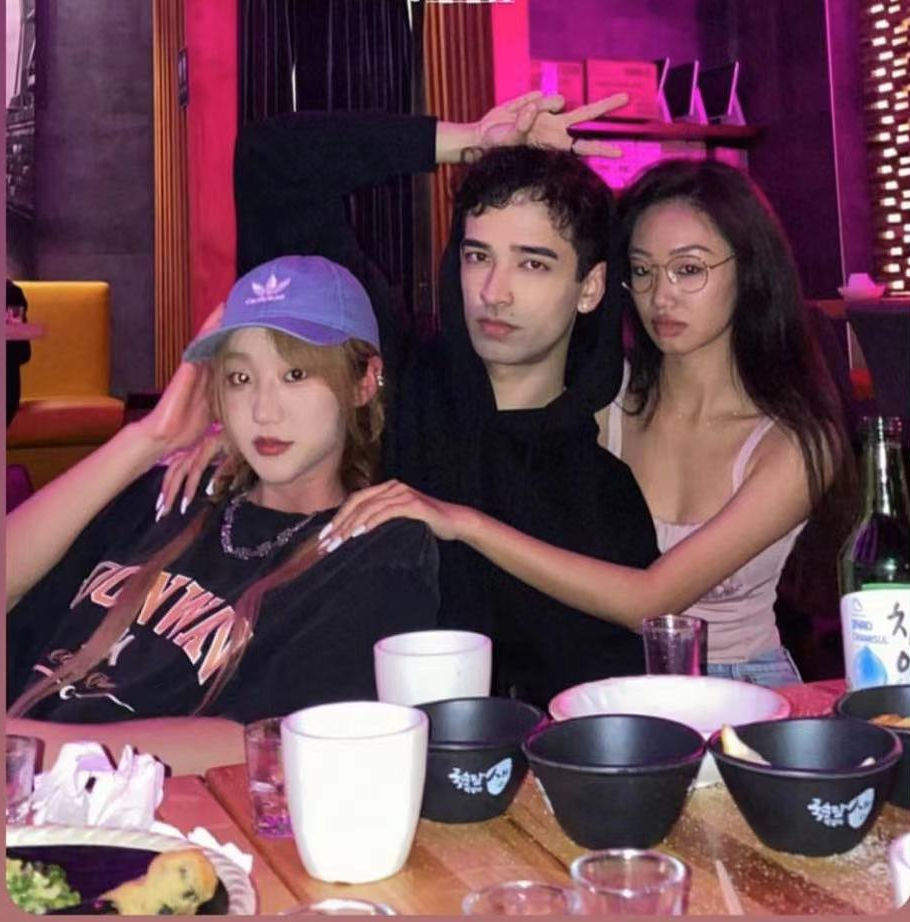 韦唯|?韦唯儿子私生活惹争议，国外和不同异性左拥右抱，举止超安全距离!