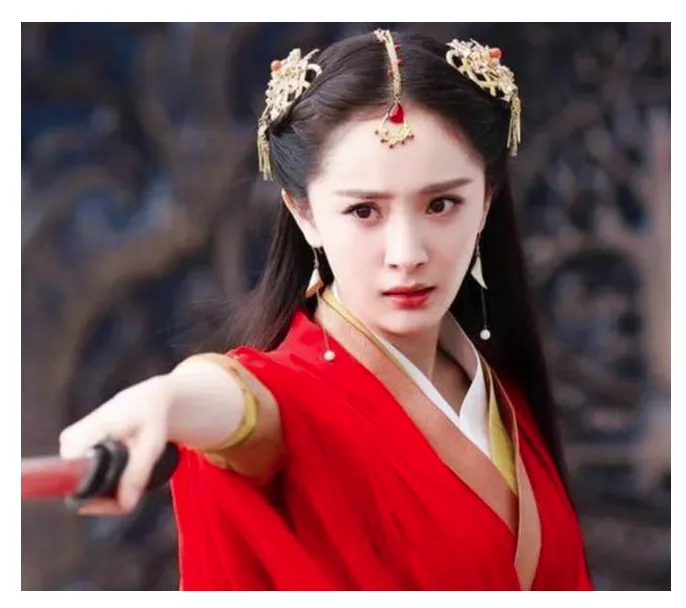 颖宝与杨幂都饰演过嫦娥，一个温婉可人，一个甜美可爱