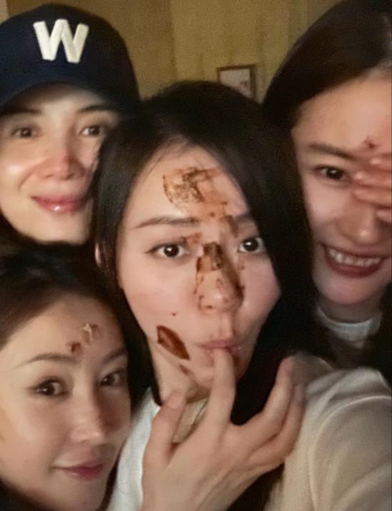 张天爱|张天爱走出徐开骋阴霾，满面奶油为张靓颖庆生，现场搞怪心情大好