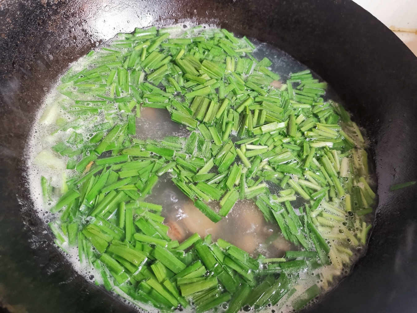 冬天，吃肉吃鱼不如吃它，熬汤特鲜美，暖胃又好喝