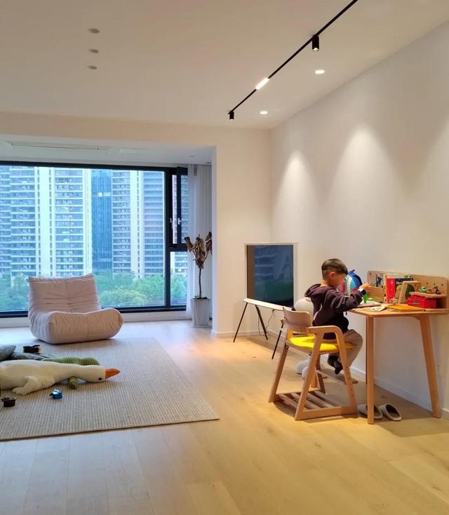 走进她家,才知道什么叫作有孩子的家庭,130新家“空无一物”