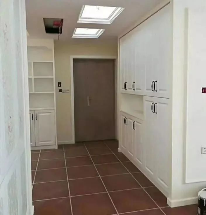 新房刚完工，地砖却被嫌丑，但定制柜是真好！