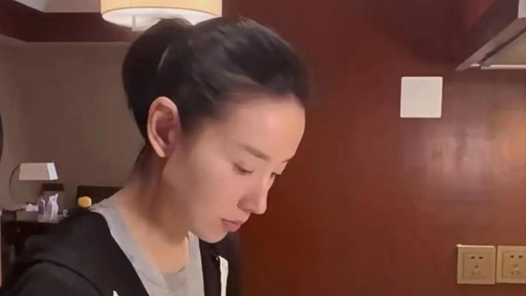 冷清秋|11万人在线看董洁炒黄瓜！素颜出镜超美，20年前的冷清秋又回来了