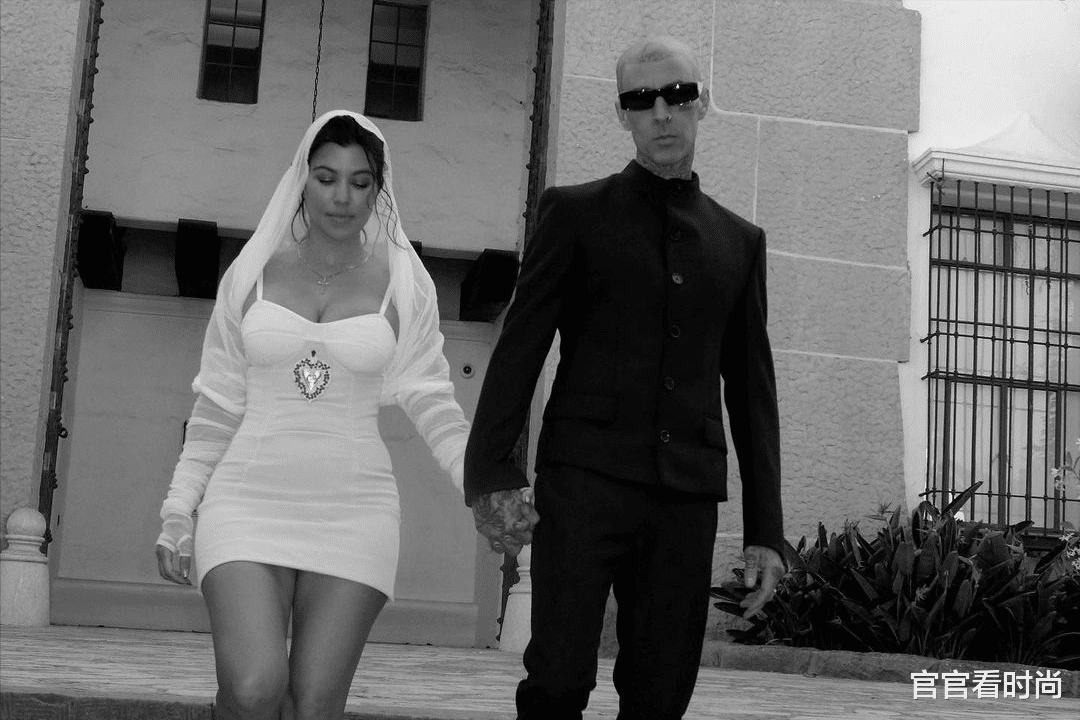 金·卡戴珊|考特尼·卡戴珊晒结婚照，穿吊带式短裙礼服，时尚感十足