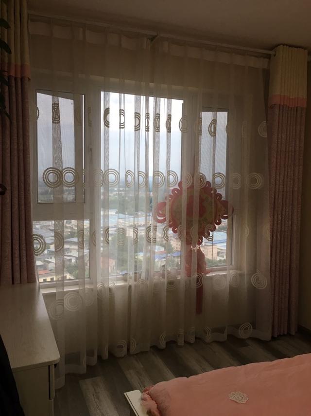 新房大扫除后入住,餐厅太小特别不满意,朋友来了夸电视墙好看