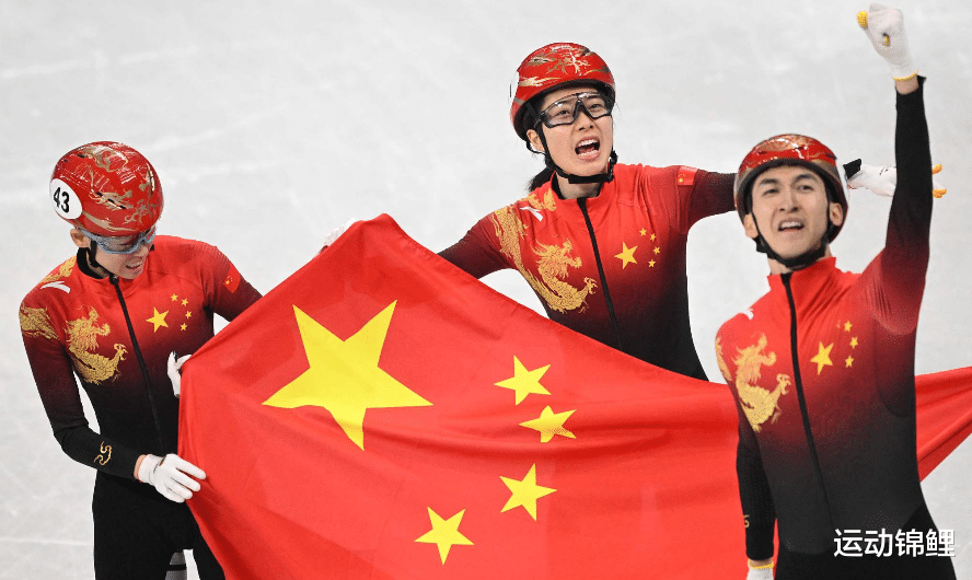 阿兹皮利奎塔|夺得首金后！武大靖激动落泪，5人登上领奖台，冰墩墩奖杯太醒目