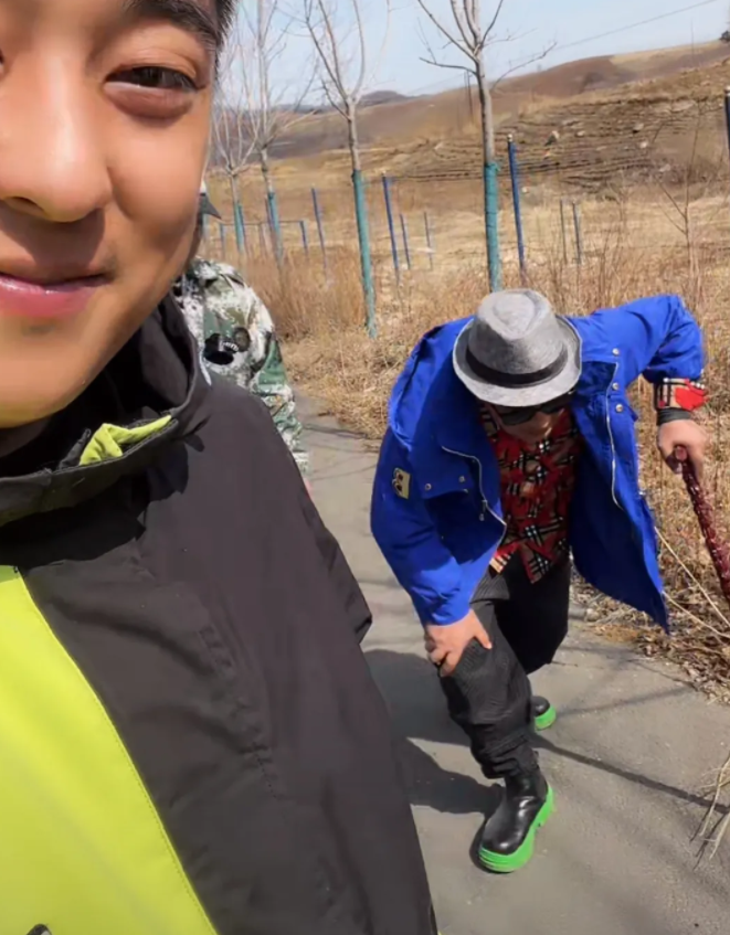 赵四|49岁赵四已用上拐杖？网友见状调侃“带药”没，却被他儿子怒斥！