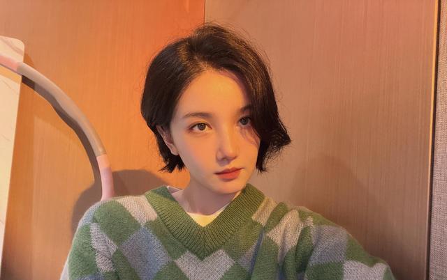 陈小纭|陈小纭剧组拍戏上班路透曝光,皮肤白到发光,戴帽子更像鹿晗