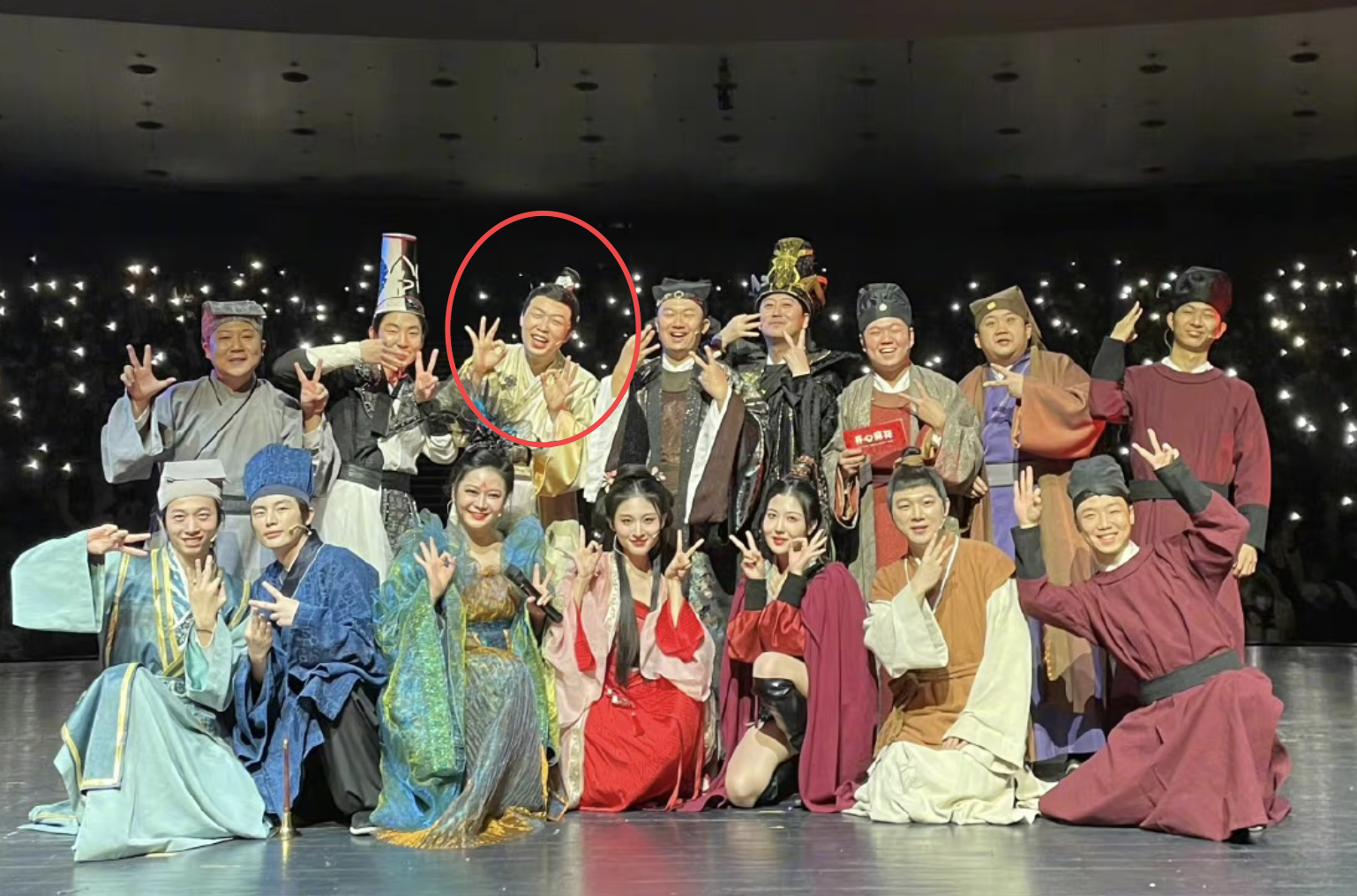 何炅|网传何炅父母离开,谢娜用特殊的方式安慰!快乐家族跨年又留遗憾