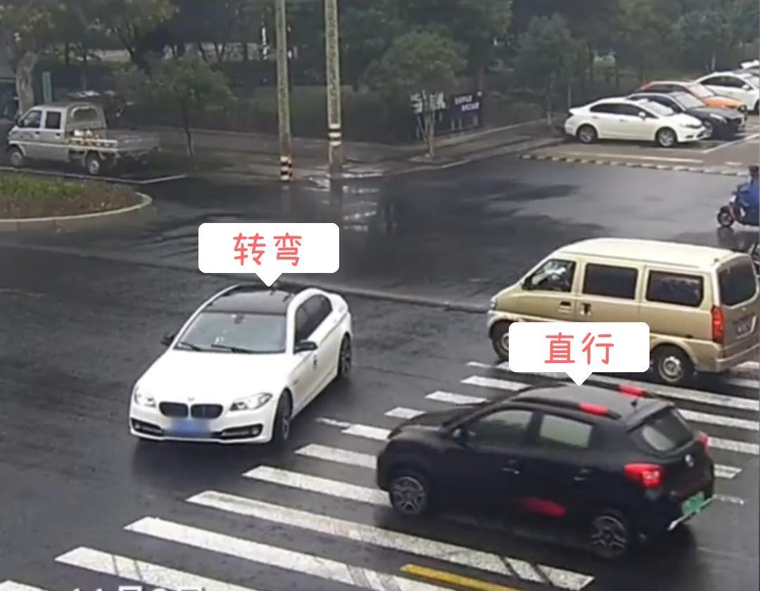 浙江东阳:男子骑车遇车祸,本想“吃瓜”看热闹,结果自己成了瓜