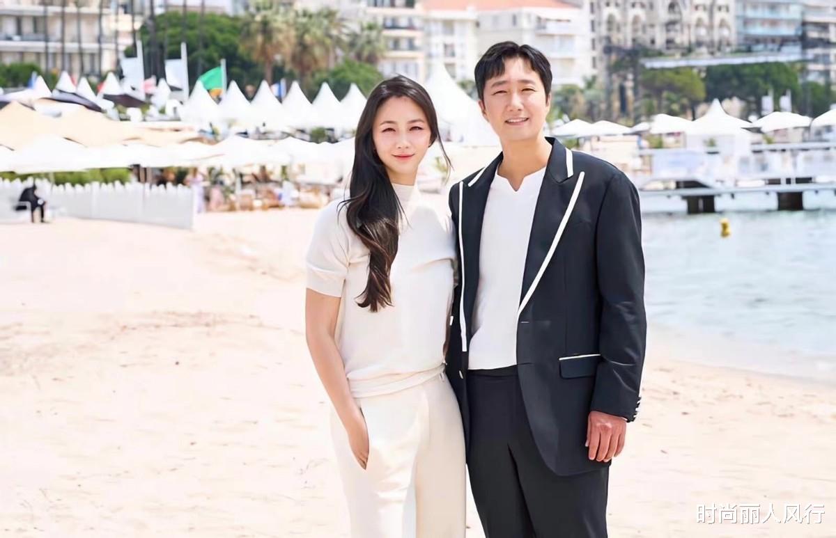 汤唯|汤唯回国后变邋遢！5岁女儿罕见出镜变化大，她穿休闲装却像路人