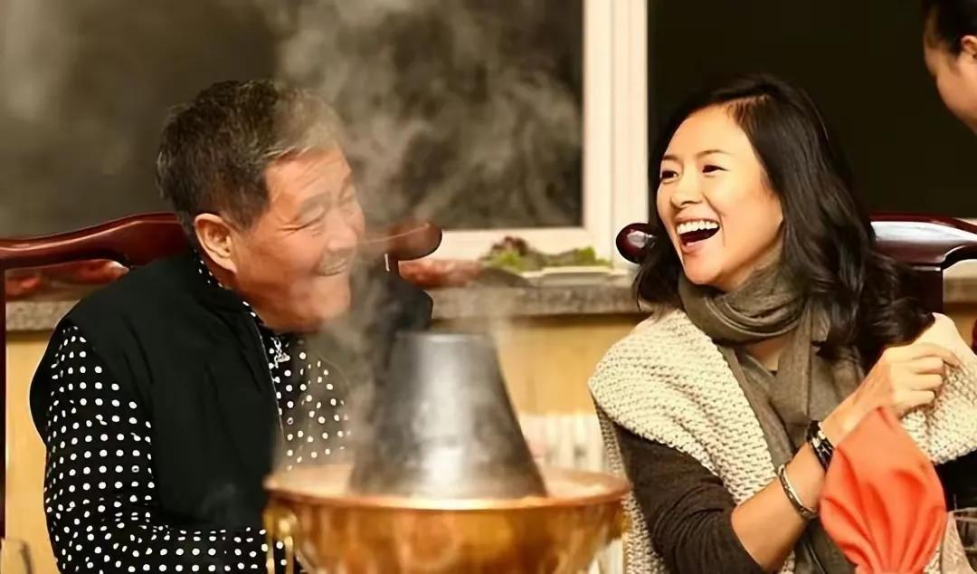 章子怡|章子怡三亚给赵本山拜年,穿300元衣服引热议,满脸通红醉意明显