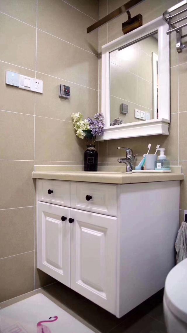 92平米的两居室,装修风格美式风,设计装修实用性为主,玄关特别