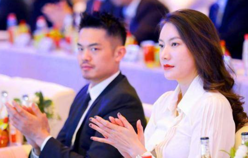 林丹|林丹豪宅内庆39岁生日！喝红酒与妻子肩贴肩，儿子五官超像妈妈