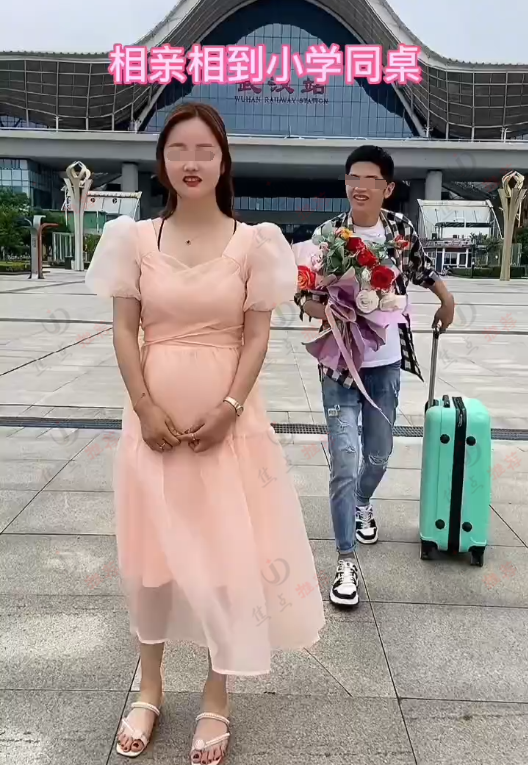 男子相亲遇到小学同桌转身想跑,被女生揪住衣领:这次你插翅难飞