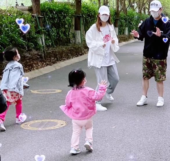 陈赫|陈赫女儿6岁生日，奶奶晒照为孙女庆生，陈赫张子萱穿情侣装好恩爱