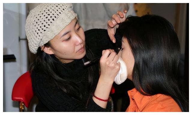 01年湖南女主持摔成高位截瘫, 单手敲键盘考上硕士, 今坐轮椅播新闻