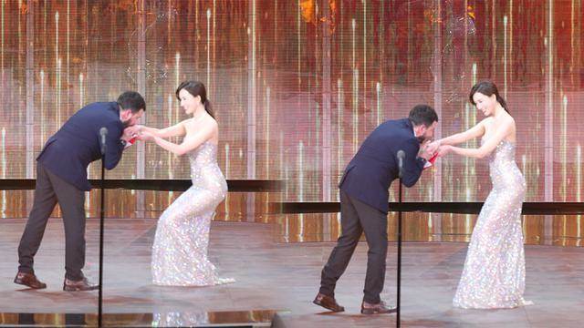 关晓彤|关晓彤的屈膝“礼貌腿”，第一次就火了，网友直呼：真漂亮！