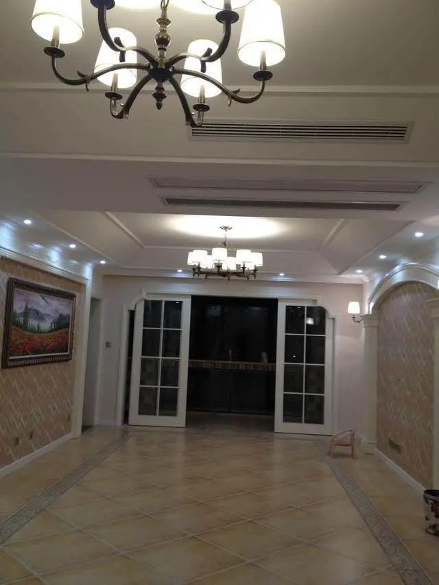 朋友新家装好，家具还没搬就很漂亮，头一次见餐厅隔断这么做的