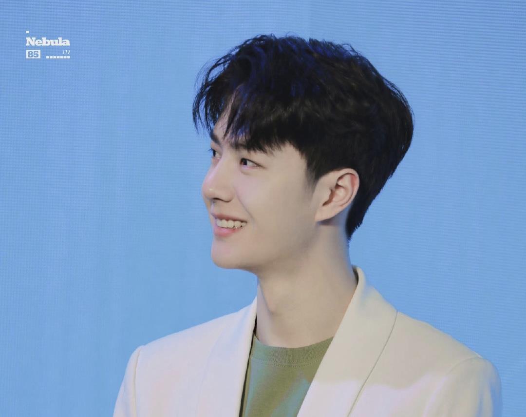 王一博|王一博的西装，从去年穿到今年，库存小视频发一条少一条