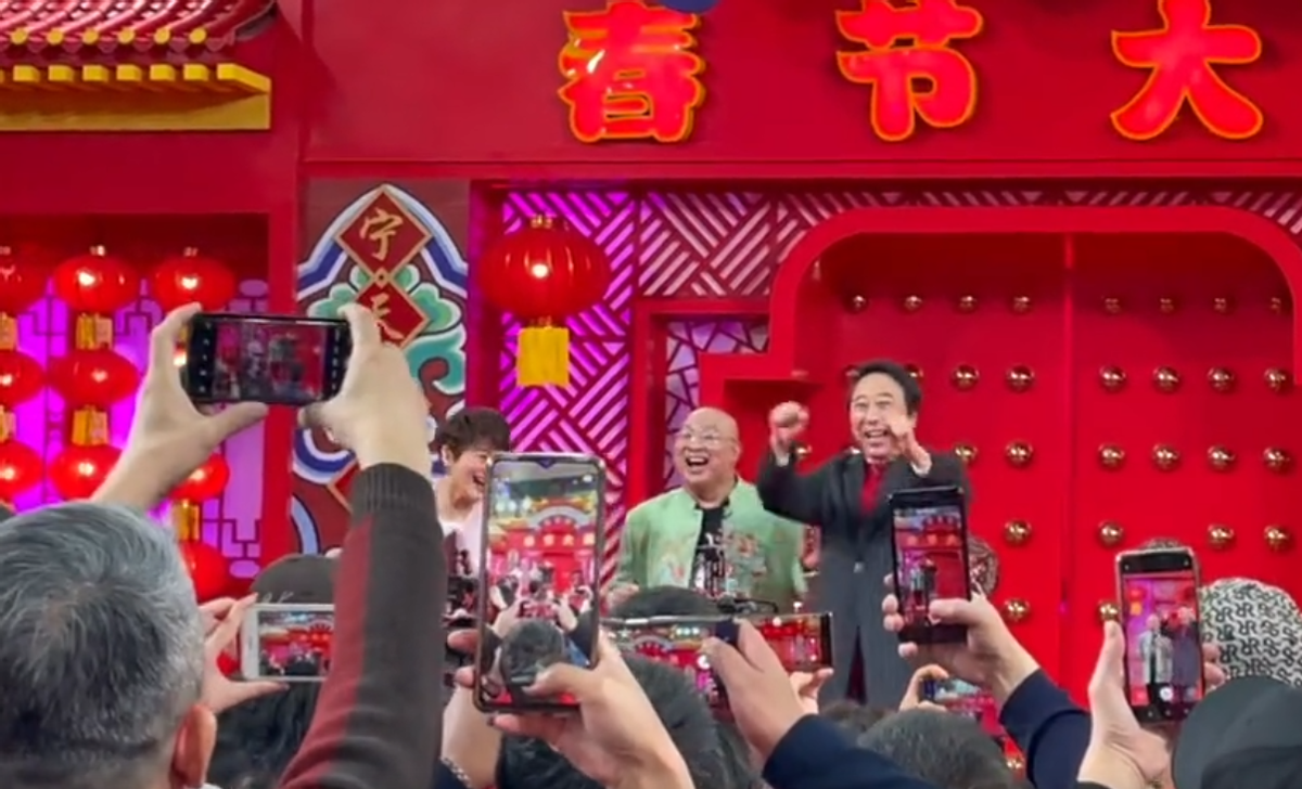 冯巩|冯巩春晚彩排花絮照曝光!腰背笔挺身形纤瘦,与美女互动一脸笑容