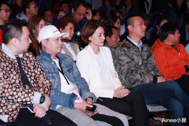 穿衣搭配|董卿的身形太正了，穿长外套配套装，“职场风”驾驭自如挺潇洒