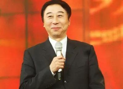 王劲松|王劲松：因猴皮筋成名，人前演戏，背后教书的他如今咋样了？