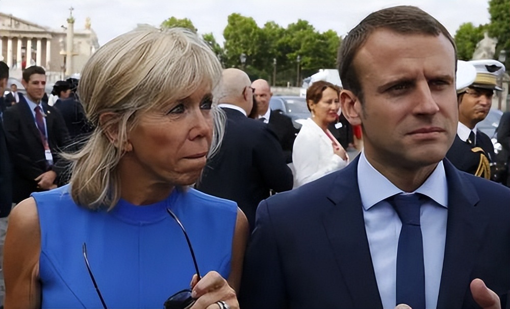 埃马纽埃尔·马克龙|马克龙拉着手带老婆度假，69岁的布丽吉特身穿露背迷你裙，好甜