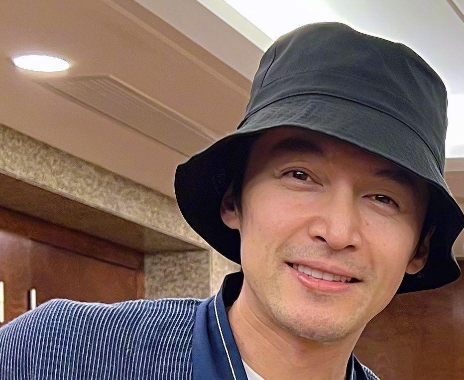 孙俪|胡歌现身支持袁弘话剧,搂着老师合影满脸笑容,胡歌被调侃像大叔