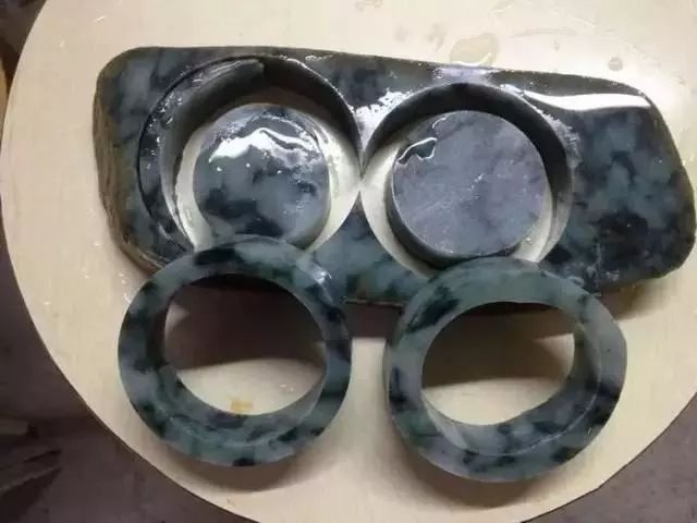 翡翠手镯|6000入手的翡翠原石,一刀下去全是黑藓,都说赔了,货主却喜笑颜开?