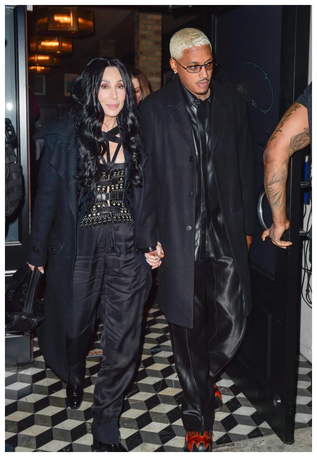 cher|小40岁！76岁顶流天后官宣与鲜肉恋情！网友吐槽：他还高攀了…