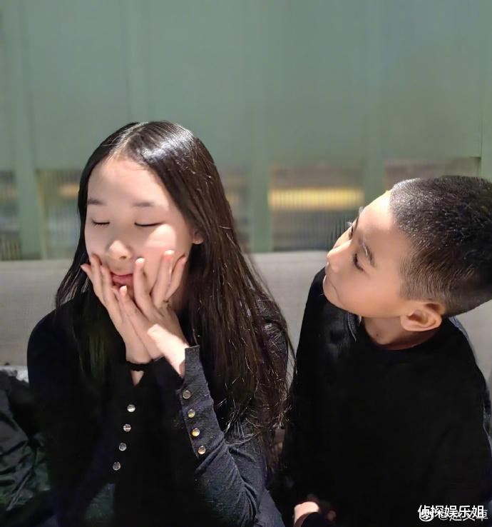 赵文卓|赵文卓送爱女出国留学,15岁赵紫阳气质出众颜值高,身高直追爸爸