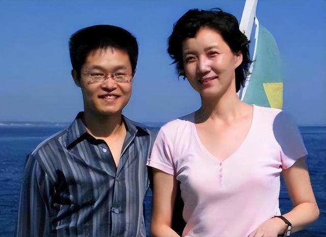 央视|“央视主播”李修平:42岁再婚娶大10岁丈夫,至今没有孩子