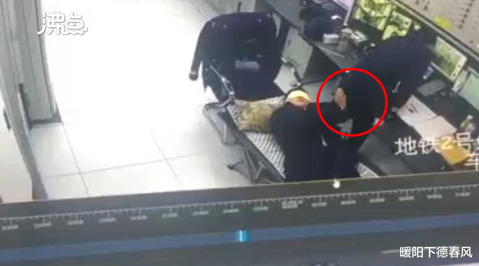 地铁车控室,男工作人员躺在椅子上猥亵女同事,多次触碰隐私