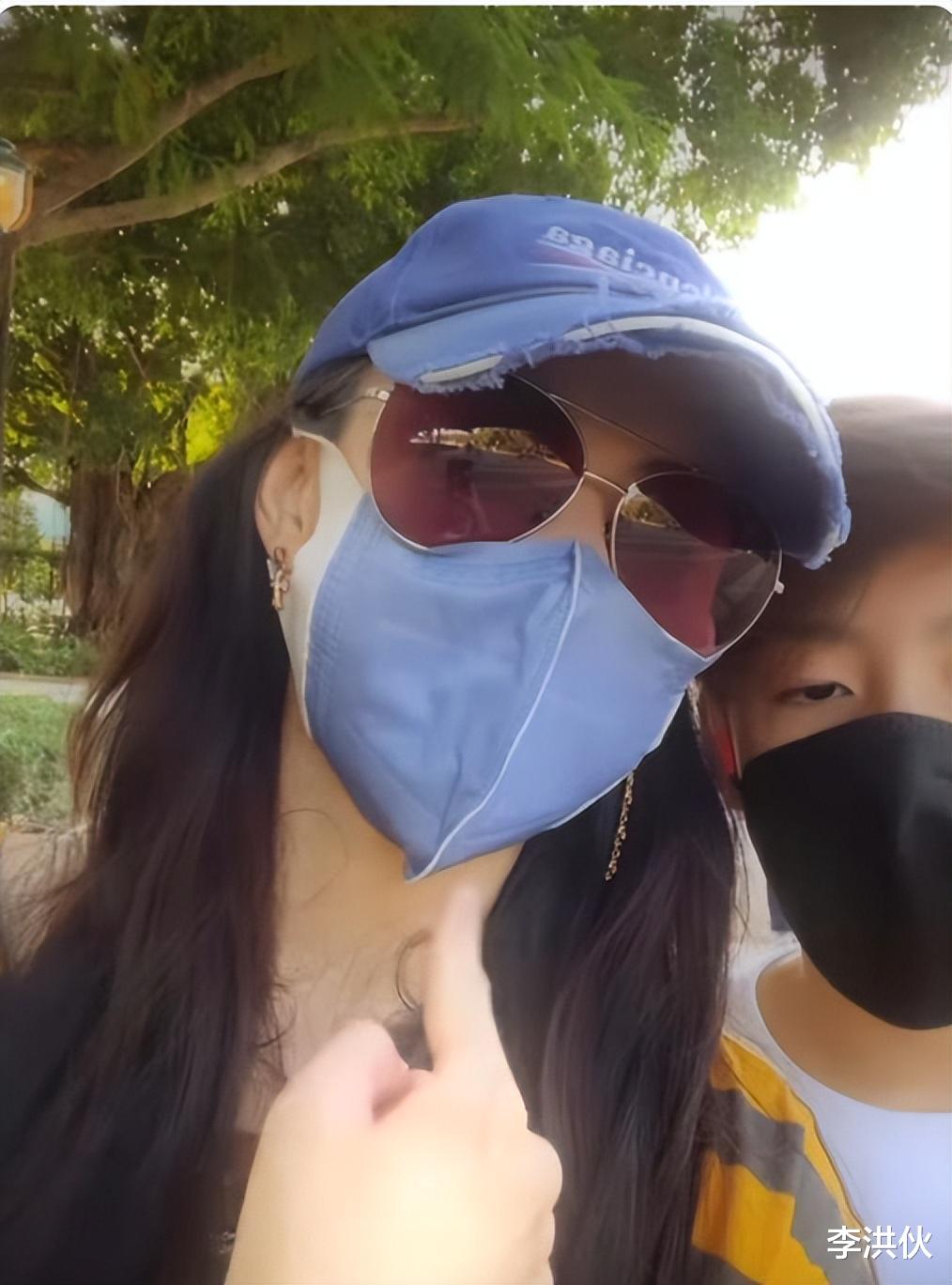 张柏芝|张柏芝和俩儿子逛街引关注，单亲妈妈教子有方，谢霆锋基因太强大