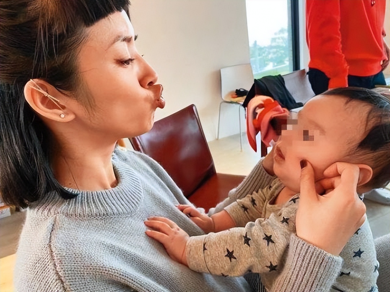 林依晨|林依晨晒娃引争议，撑开“小小林”嘴巴被吐槽，生娃后住在娘家