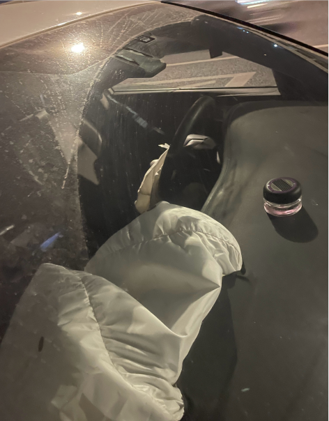 男子坐网约车,突然被拍在座椅上!