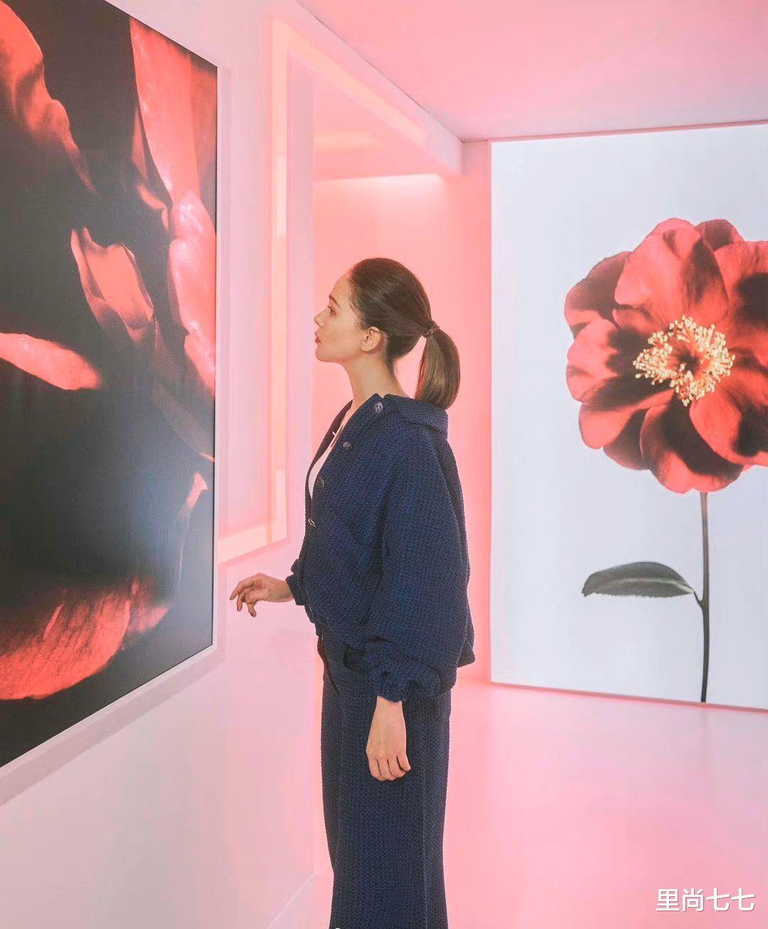 昆凌|昆凌怀孕后首次露面，穿平底鞋撑不起裤子好臃肿，5月大孕肚抢镜