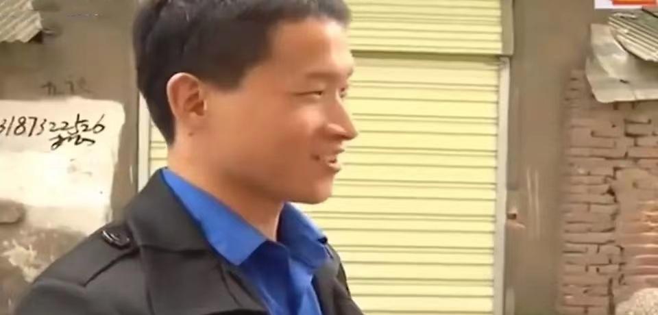 24岁小伙爱上64岁大妈,被抛弃后下跪求复合,大妈:我们绝不可能