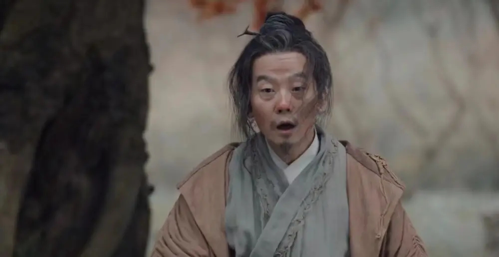 哮天犬|老戏骨“哮天犬”现身机场抽100元香烟，发现被拍藏烟动作亮了