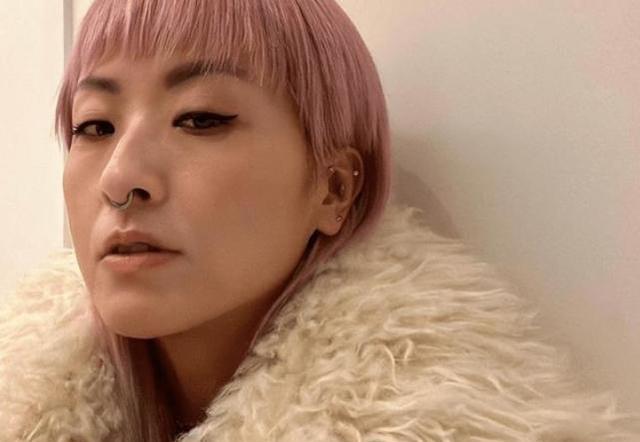 陈奕迅|陈奕迅老婆晒出在日本出游照,穿着休闲,背包价格引热议