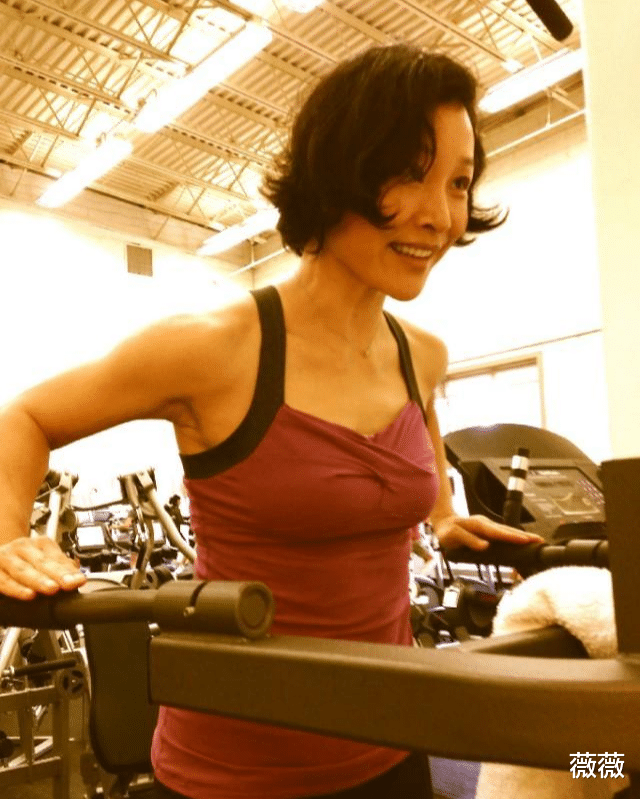 陈冲|58岁陈冲身材有多好?八字线条太有韵味,看过之后,让人无法自拔