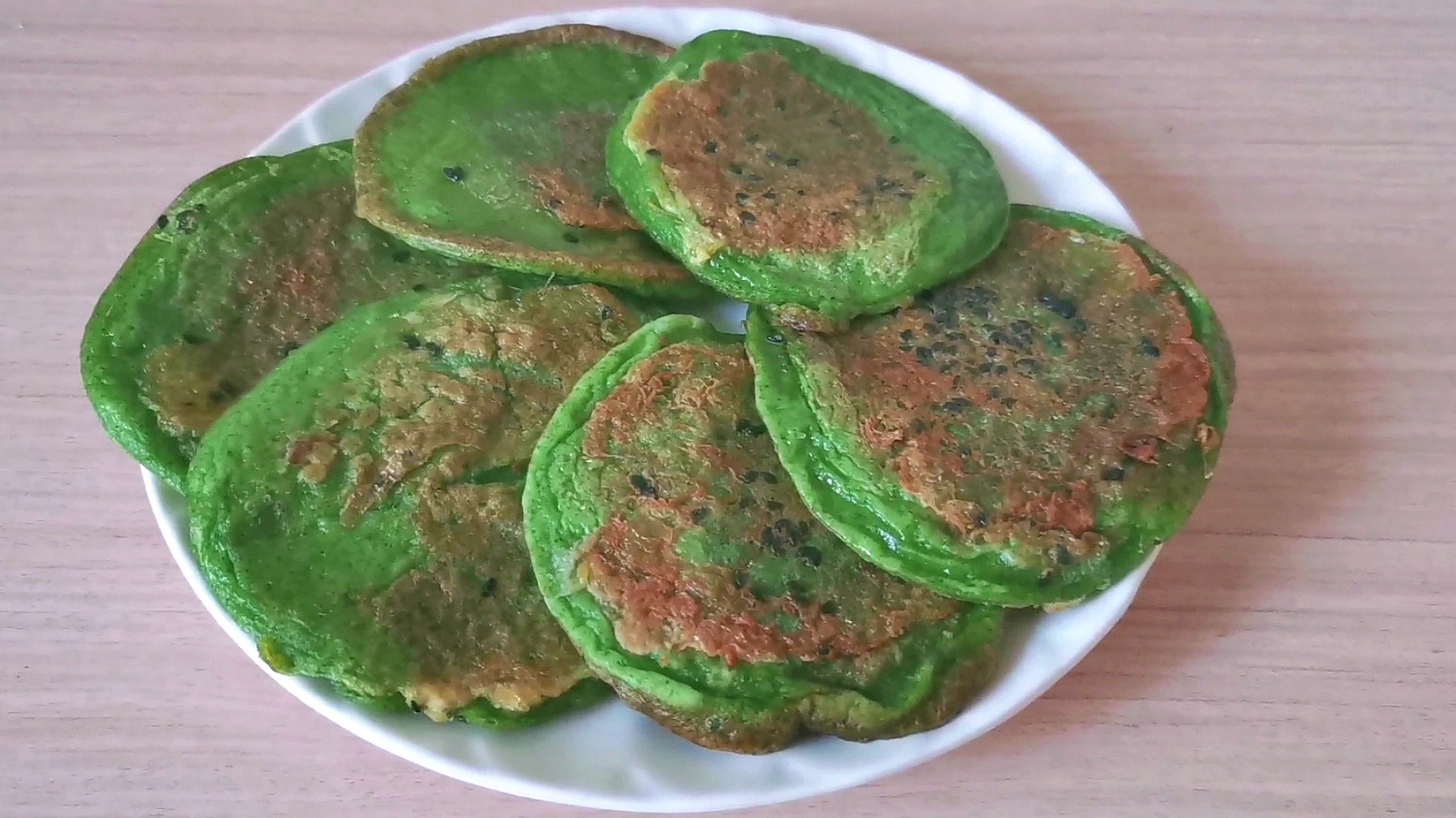 菠菜这样做成早餐饼太好吃了，软软的，很清新，营养健康又美味！