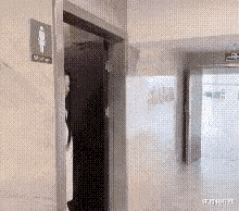 和女上司困在电梯里，女上司看了我一眼说：你想涨工资吗