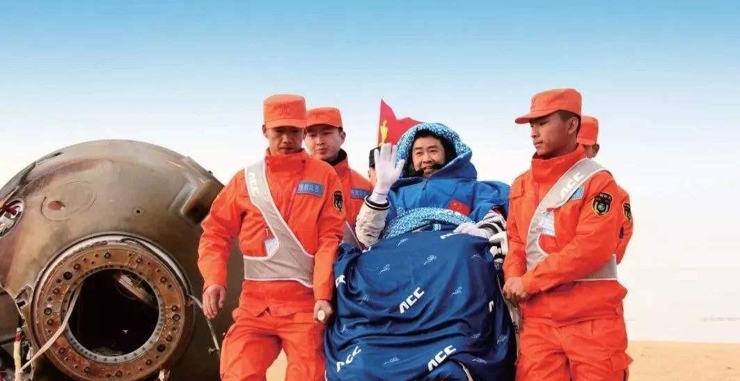 牺牲太大!神十四返回,宇航员出舱后脸部浮肿,被抬上“救护车”