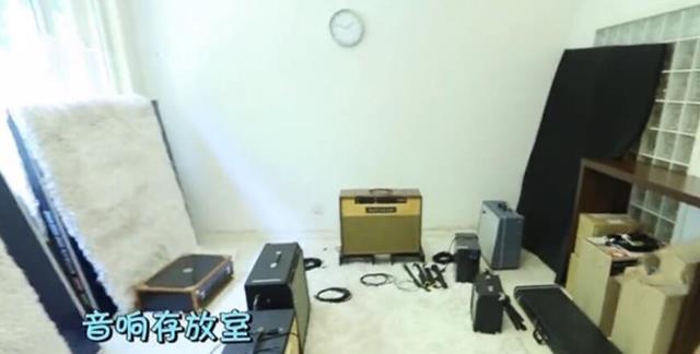 参观朴树住的豪宅,全屋装修比较简单,沙发餐桌都是简易类型的