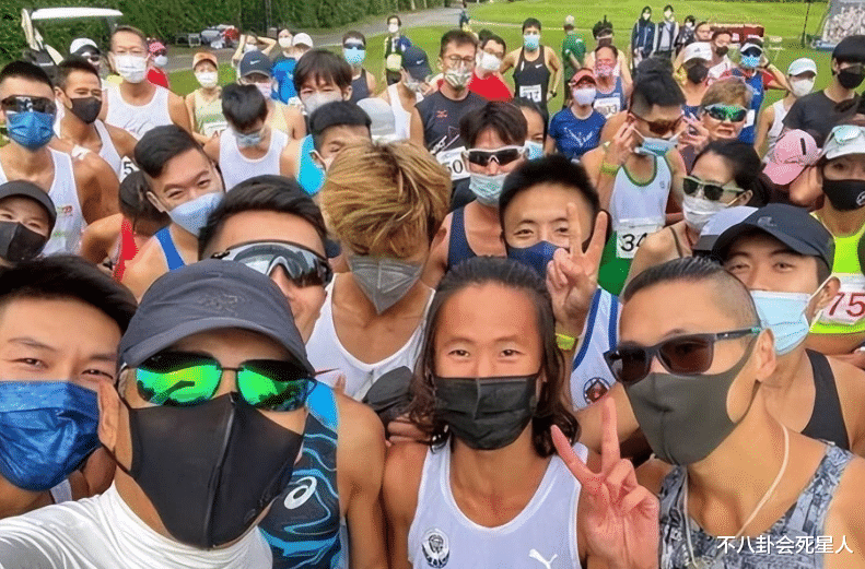 明星|8位老牌明星晚年回归普通人生活，坐公交吃路边摊，回农村种地