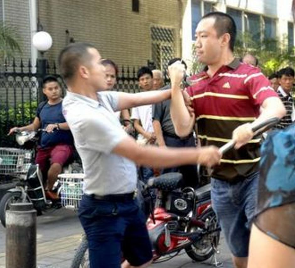 19年重庆男子撞人后自首,警察在出租屋发现上百万,背后有何秘密