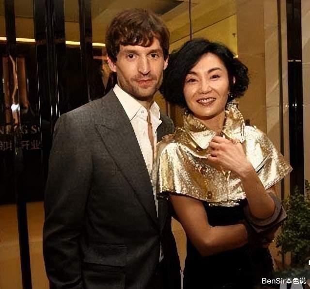 张曼玉|张曼玉：爱情里卑微到尘埃，事业上强大到极致